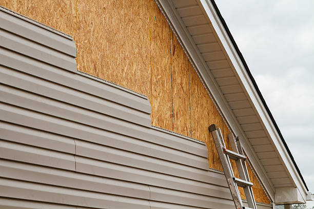 Professional Vinyl Siding technician working in Conway, SC